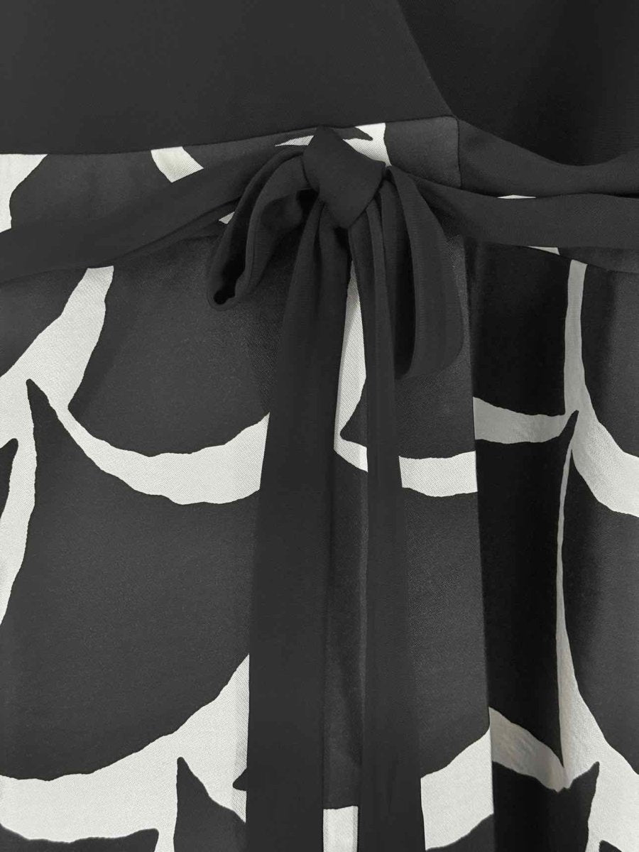 Pre - loved DIANE VON FURSTENBERG Size US 12 Short Dress at Reems Closet