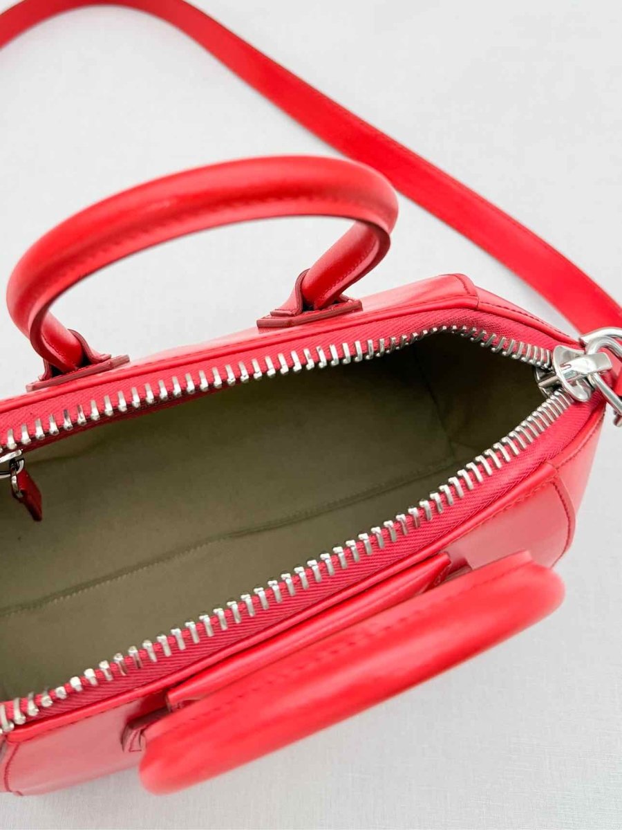 Pre-loved GIVENCHY Antigona Red Top Handle at Reems Closet