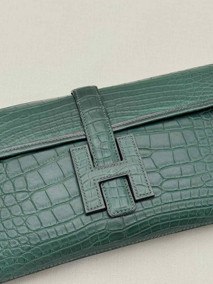 Pre-loved HERMES Jige Elan Vert Emerald Clutch at Reems Closet