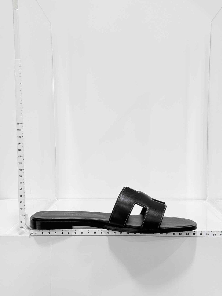 Pre-loved HERMES ORAN Noir Size EU 39 Sandals at Reems Closet