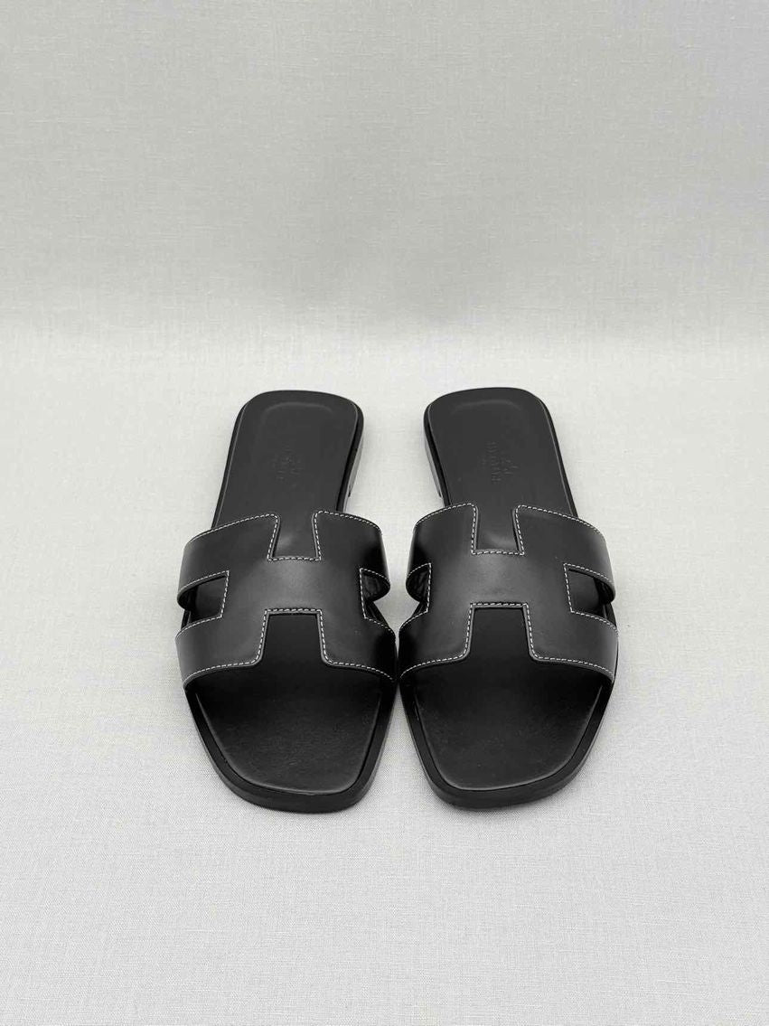 Pre-loved HERMES ORAN Noir Size EU 39 Sandals at Reems Closet