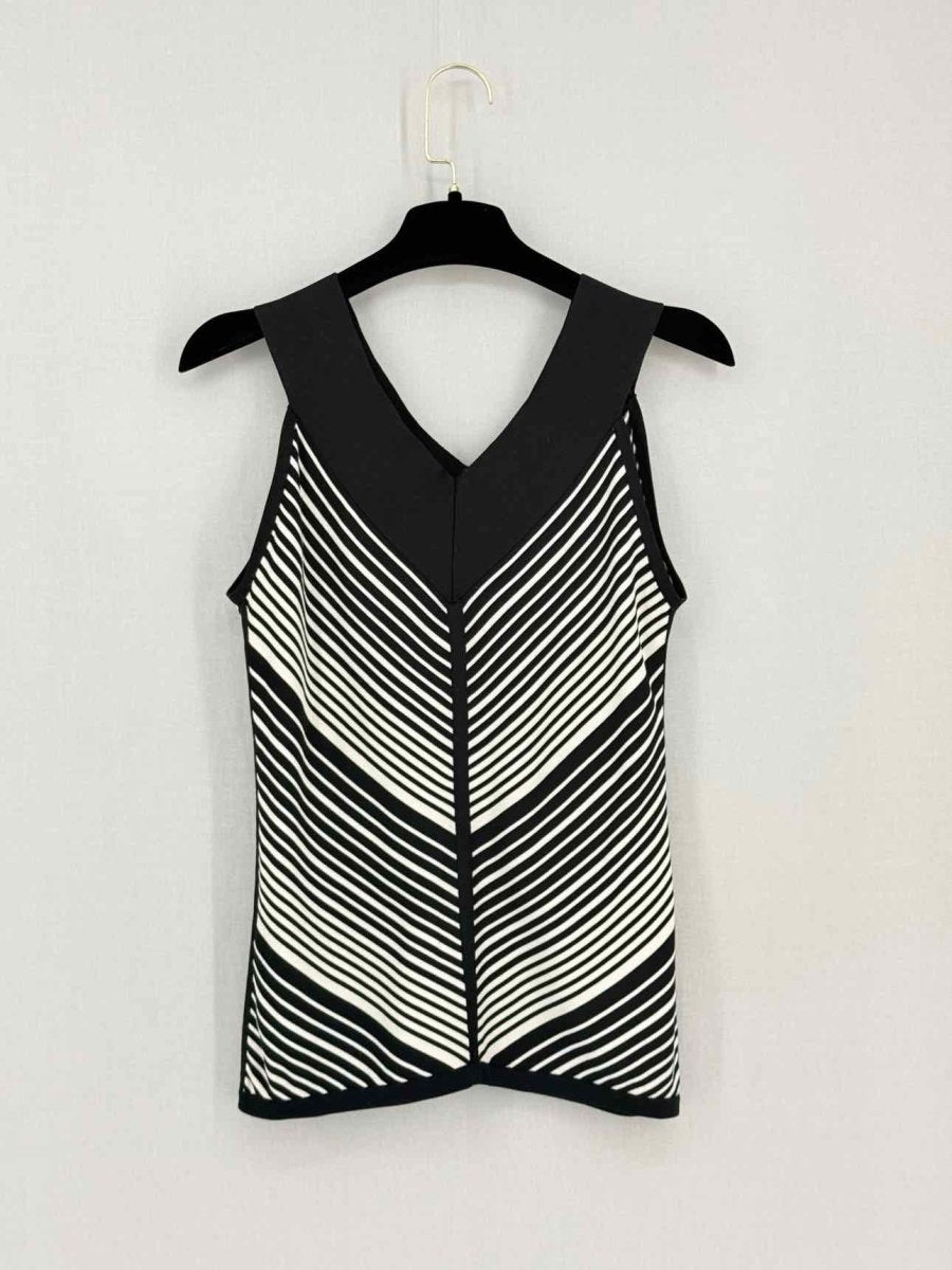 Pre-loved JAEGER Black & White Chevron Print Size Small Top at Reems Closet