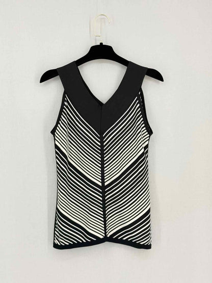 Pre-loved JAEGER Black & White Chevron Print Size Small Top at Reems Closet