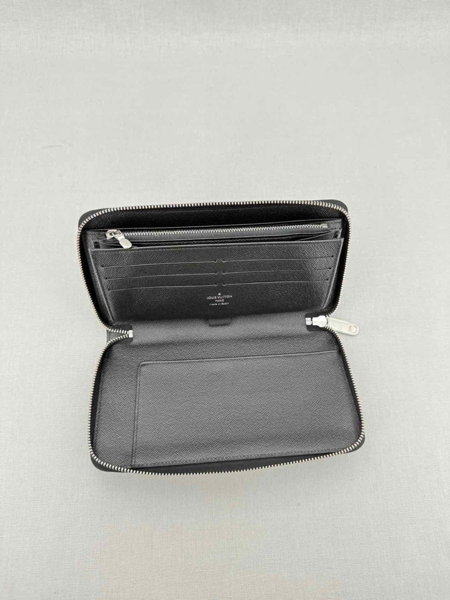 Pre - loved LOUIS VUITTON Black Continental Wallet at Reems Closet