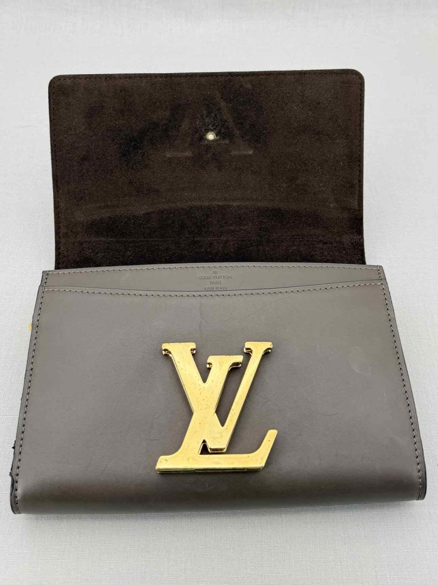 Pre - loved LOUIS VUITTON Chain Louise Taupe Clutch at Reems Closet