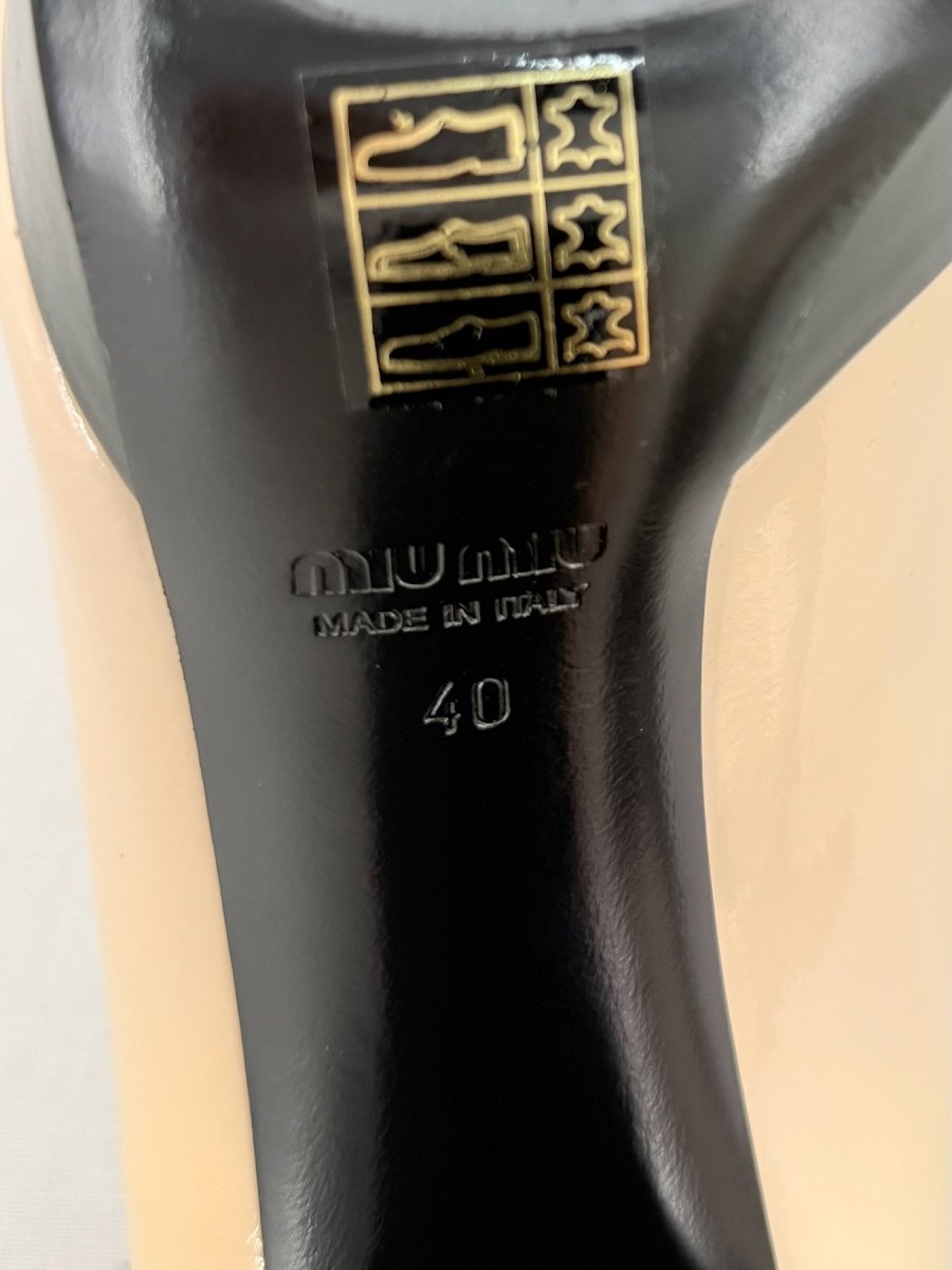 Pre - loved MIU MIU Cream & Black EU 40 Pumps at Reems Closet
