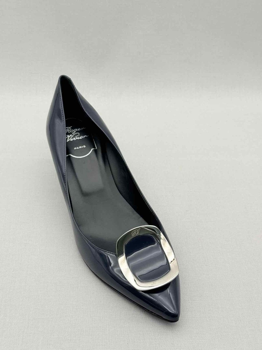 Pre-loved ROGER VIVIER Sexy Choc Navy Blue Size EU 38.5 Pumps at Reems Closet