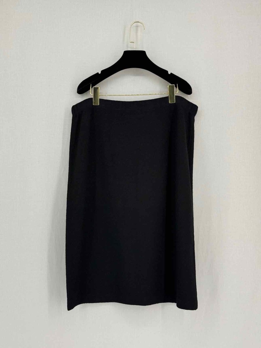 Pre - loved ST. JOHN Black Size US 16 Knee Length Skirt at Reems Closet